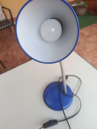 Lámpara de escritorio azul flexible con bombilla