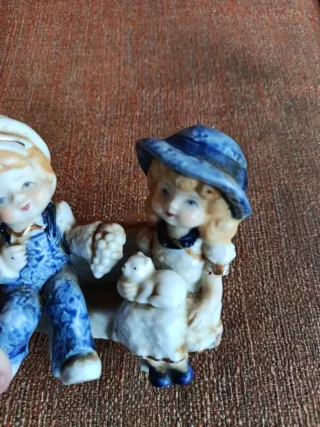 Figura cerámica niño y niña con perro. No envío.