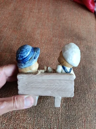 Figura cerámica niño y niña con perro. No envío.