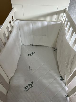 Cuna de bebé blanca con ruedas, colchón,chichonera