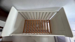 Cuna de bebé blanca con ruedas, colchón,chichonera