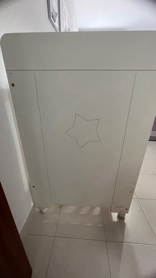 Cuna de bebé blanca con ruedas, colchón,chichonera