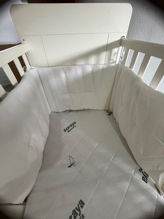 Cuna de bebé blanca con ruedas, colchón,chichonera