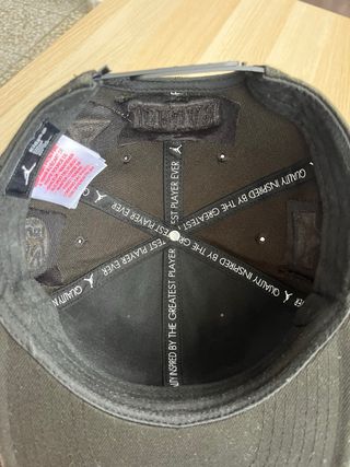 Gorra Jordan Negra y Dorada