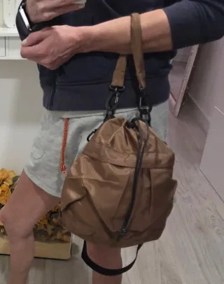 Bolso de nailon color café. Tamaño mediano