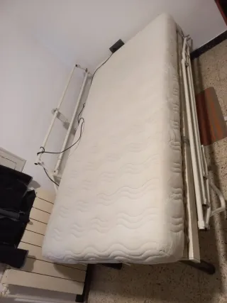Cama articulada eléctrica gris con barandillas