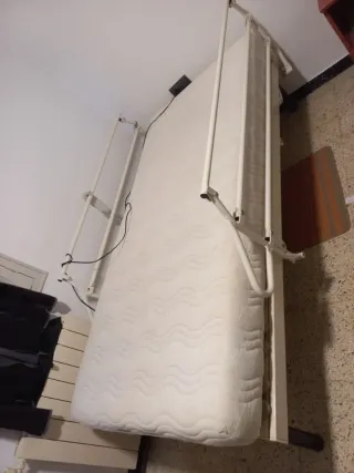 Cama articulada eléctrica gris con barandillas