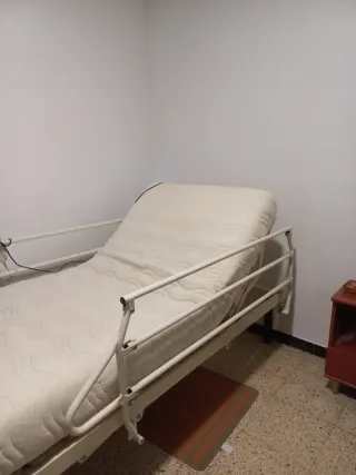 Cama articulada eléctrica gris con barandillas