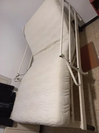 Cama articulada eléctrica gris con barandillas