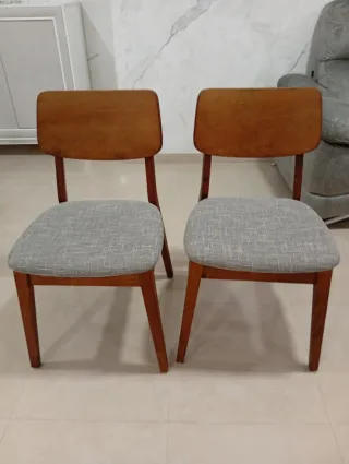 Juego de 4 sillas de madera