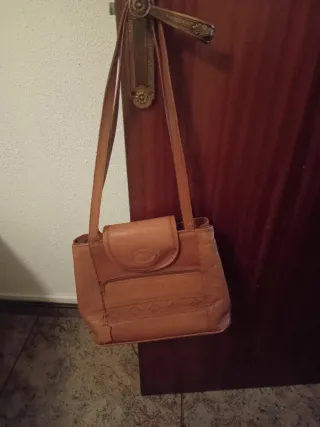 Bolso de cuero marrón con dos asas