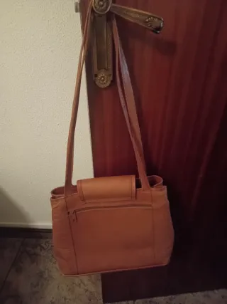 Bolso de cuero marrón con dos asas