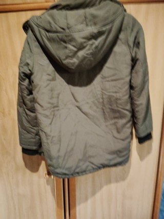 Parka verde oliva y negra