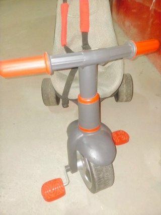 Triciclo infantil rojo y gris