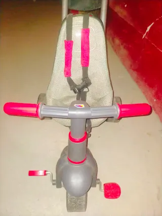 Triciclo infantil rojo y gris
