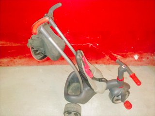 Triciclo infantil rojo y gris
