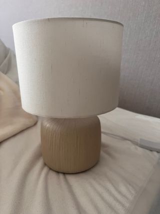 Lámpara de mesa beige y blanca