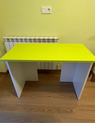 Escritorio juvenil. No como la foto; rojo y madera
