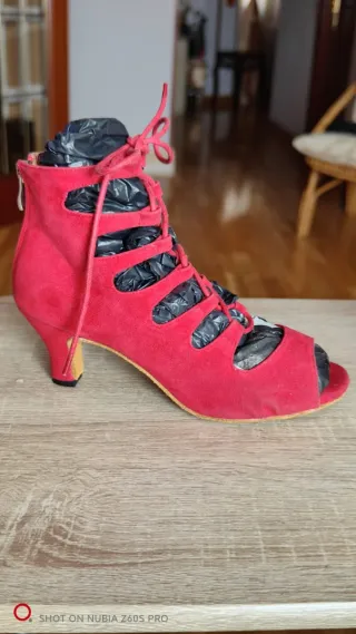 Zapatos de baile rojos abotinados con cordones