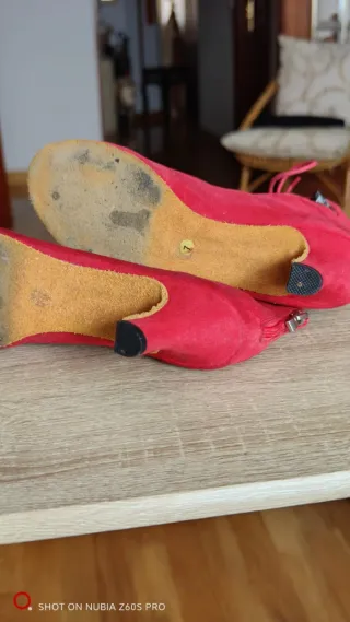 Zapatos de baile rojos abotinados con cordones
