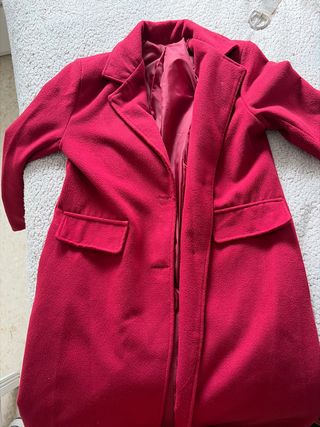 Gabardina color vino tinto