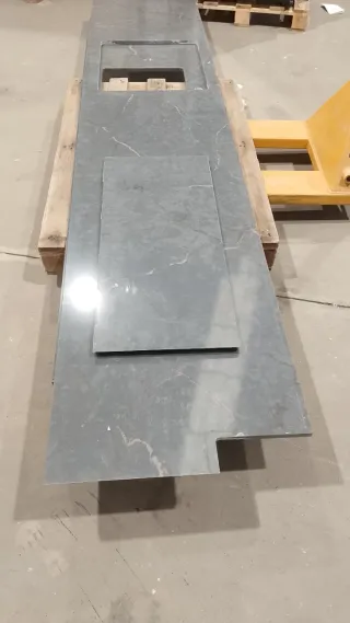 Encimera de cocina gris con veta