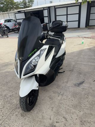 Maxi Scooter Kymco Blanca y Negra