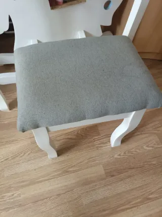 Tocador blanco con asiento gris