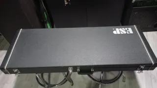 Guitarra ESP Explorer Negra