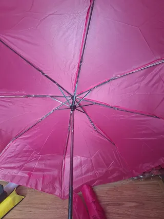 Paraguas fucsia plegable
