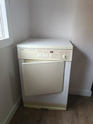 Secadora Siemens iQ660, lleva bandeja para plegar.