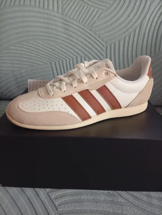 Zapatillas Adidas Beige y Marrón