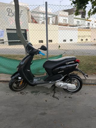Ciclomotor Scooter Negro Automático