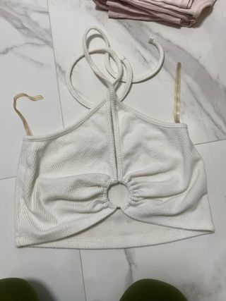 Top blanco lo vendo porque me esta grande