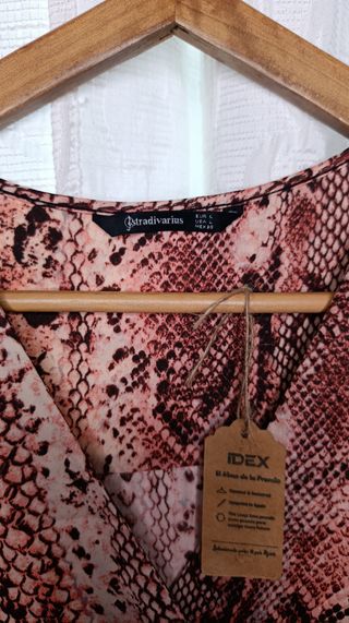 Blusa Serpiente Rosa STRADIVARIUS - Talla L