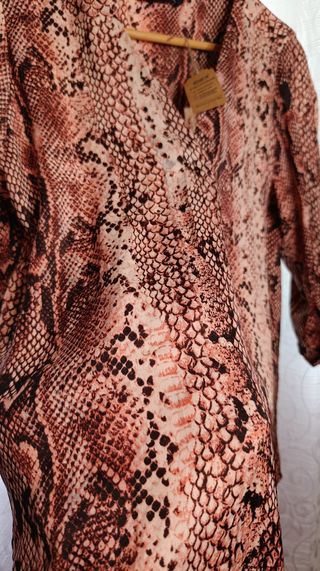 Blusa Serpiente Rosa STRADIVARIUS - Talla L