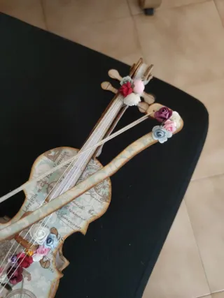 Violín decorativo con flores