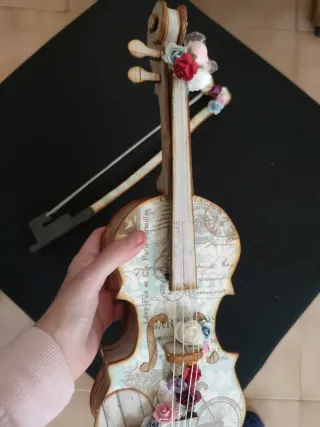 Violín decorativo con flores