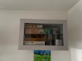 Mueble de pared blanco y gris con leja de cristal