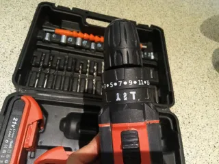 Taladro atornillador percutor inalámbrico.