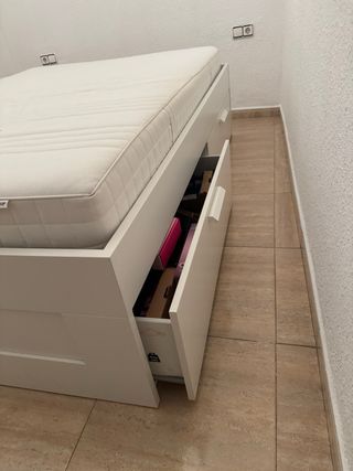 Cama Ikea con 4 cajones, 2 somieres y colchón