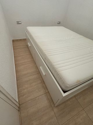 Cama Ikea con 4 cajones, 2 somieres y colchón
