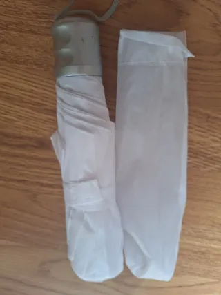 Paraguas blanco plegable con su funda