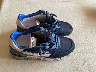 Zapatillas Premiata azules y blancas