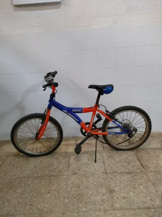 Bicicleta infantil azul y naranja