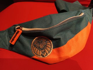 Polo y Riñonera Jägermeister Verde Naranja