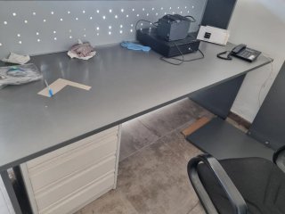 Mostrador recepción con mesa auxiliar