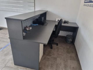 Mostrador recepción con mesa auxiliar