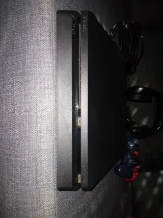 PS4 1TB con cuffie, controller e cavi