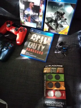 PS4 1TB con cuffie, controller e cavi